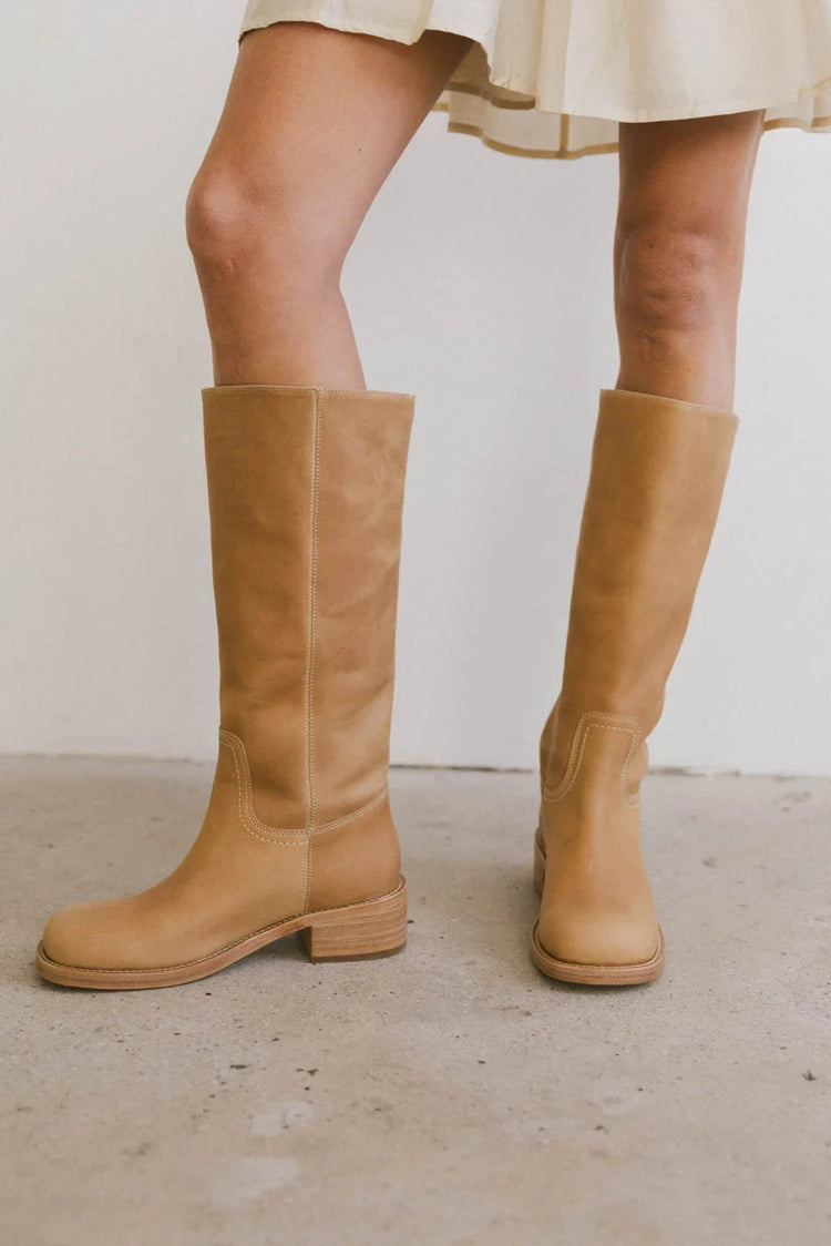 Knee boots in brown