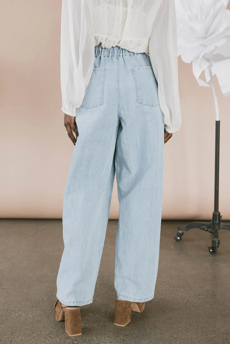 Two back pockets denim in light wash