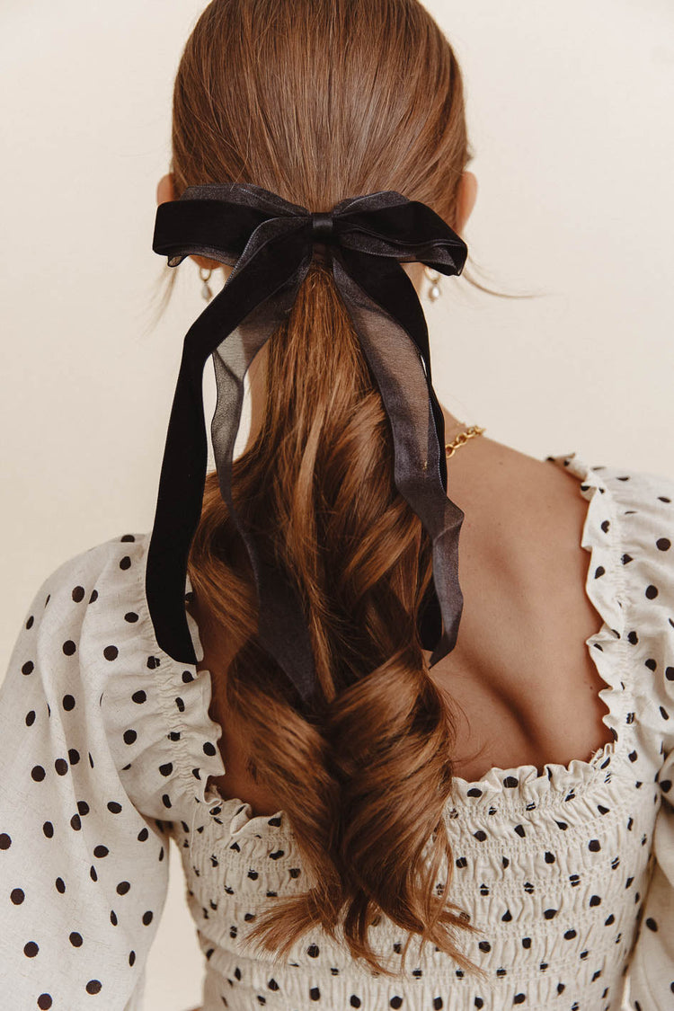 Velvet bow in black