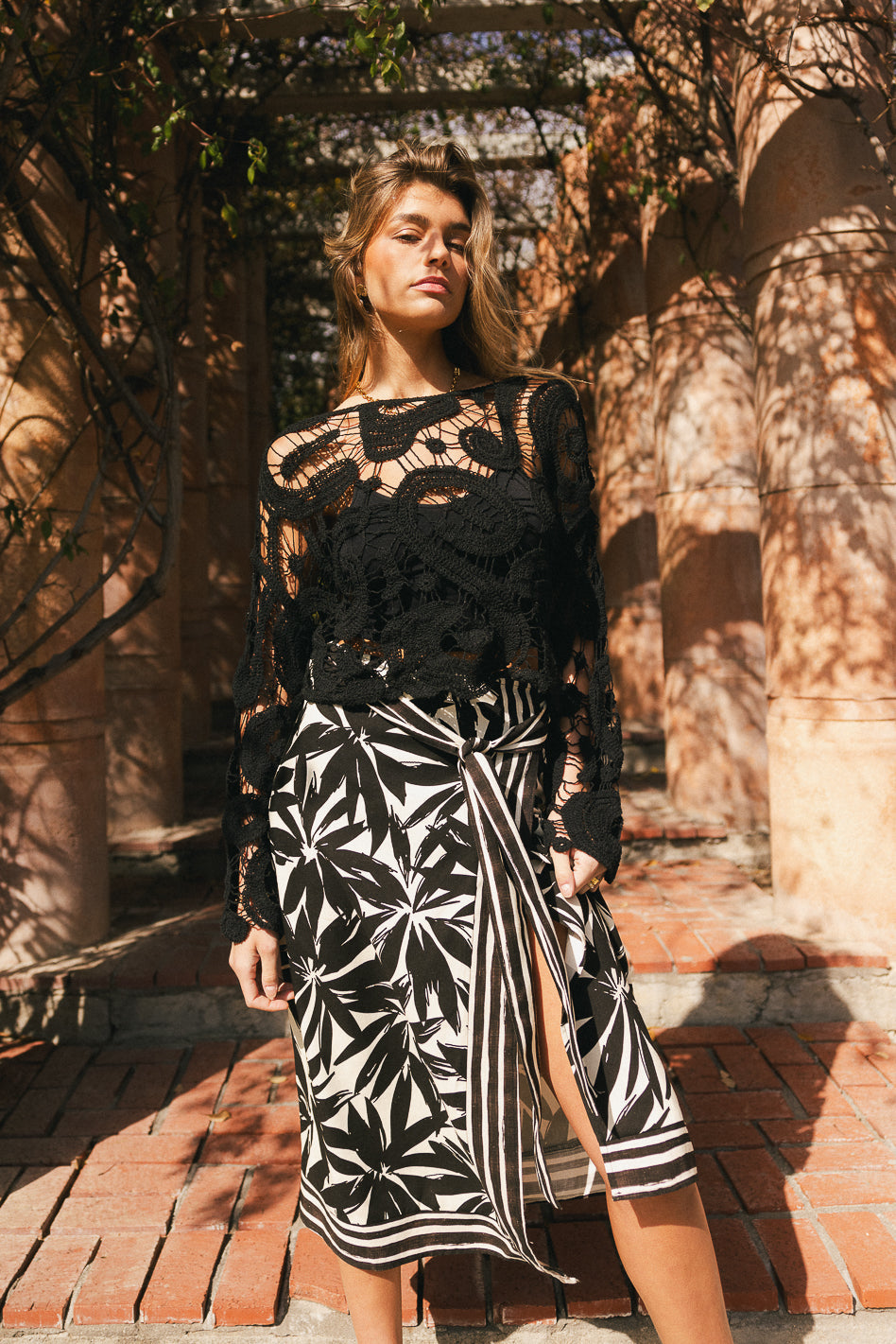 Adjustable waist straps skirt in black