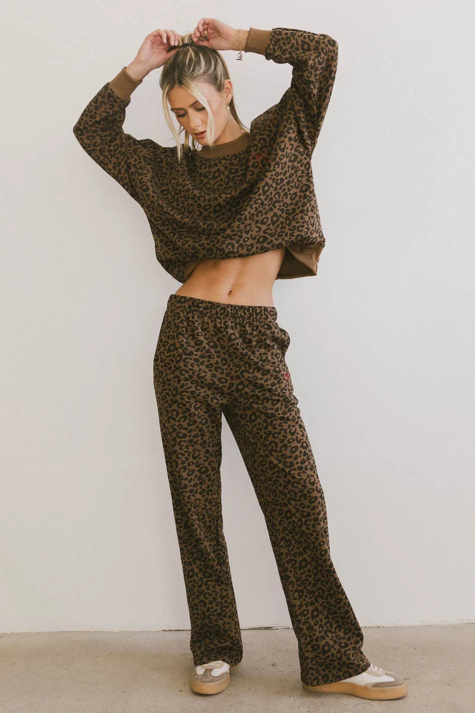 Straight leg pants in leopard print