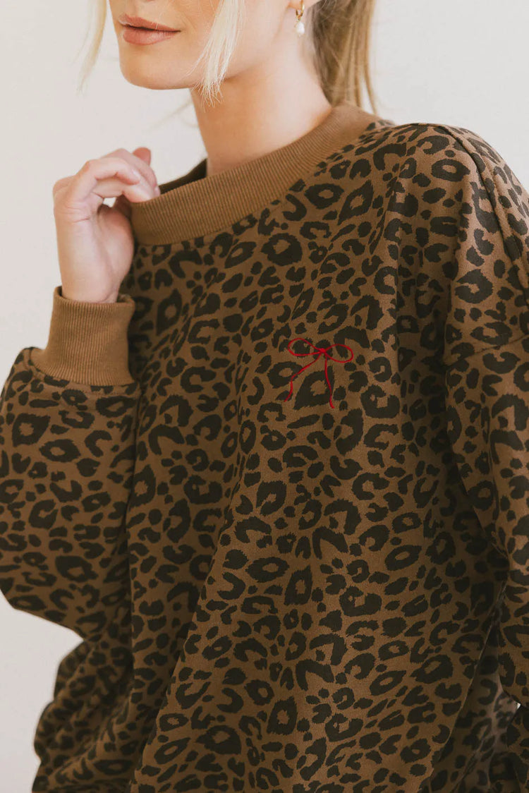 Round neck sweatshirt in leopard print