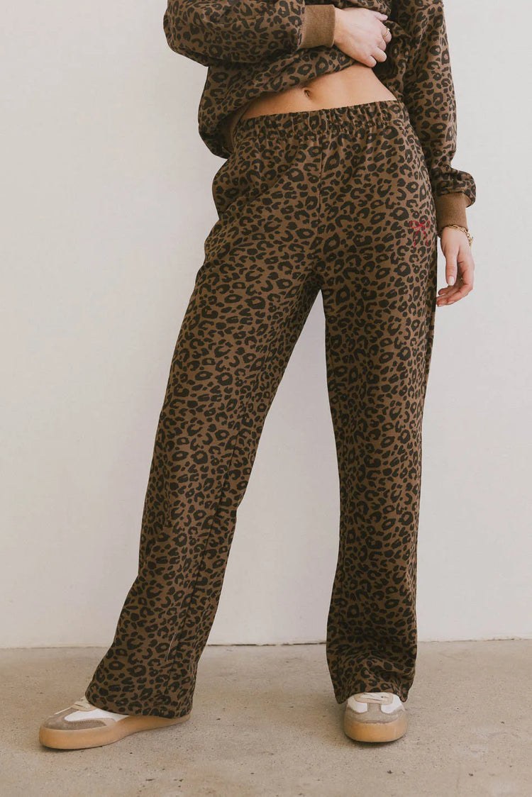 Elastic waist sweatpants in leopard print