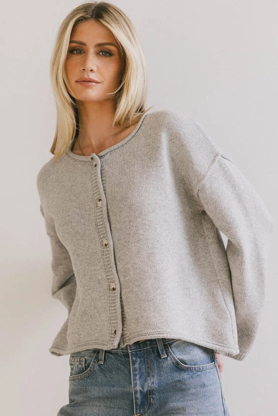 Round neck cardigan in grey