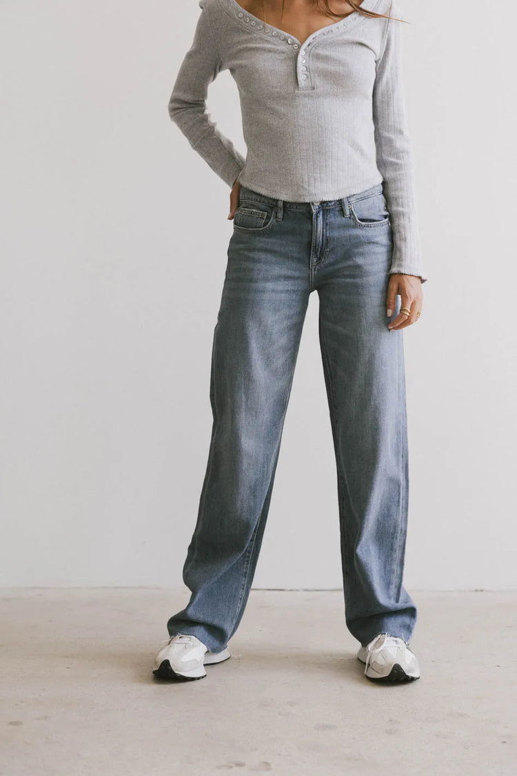 Two hand pockets denim in medium wash