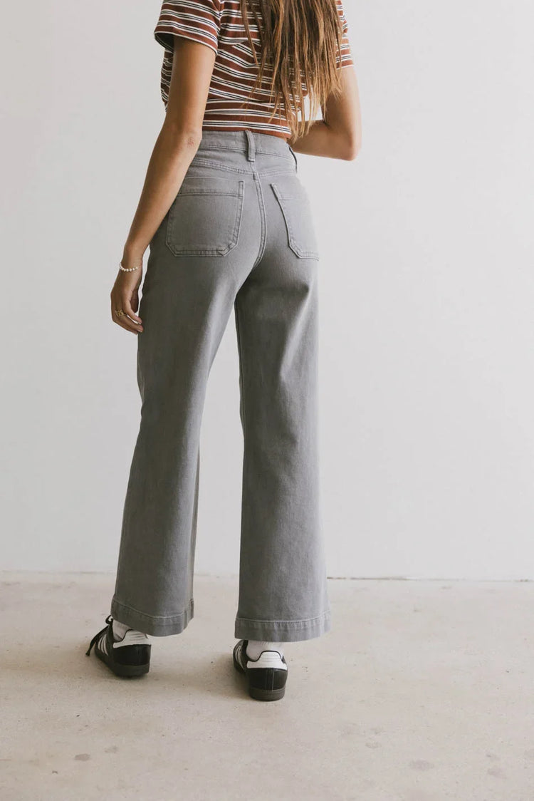 Two back pockets pants in grey
