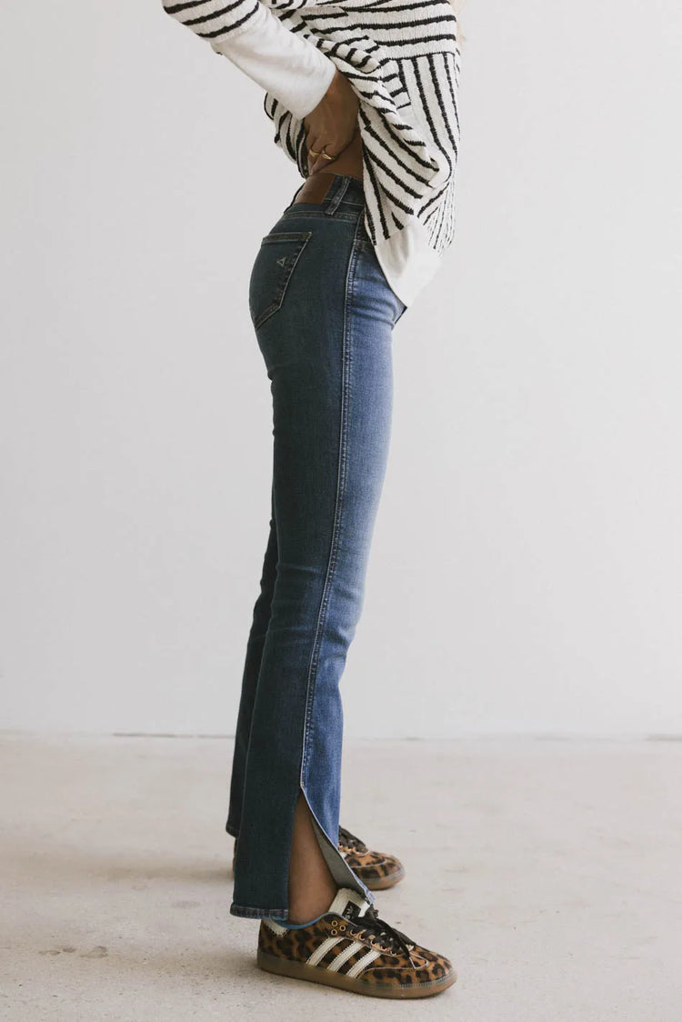 Side slit bottom in medium wash