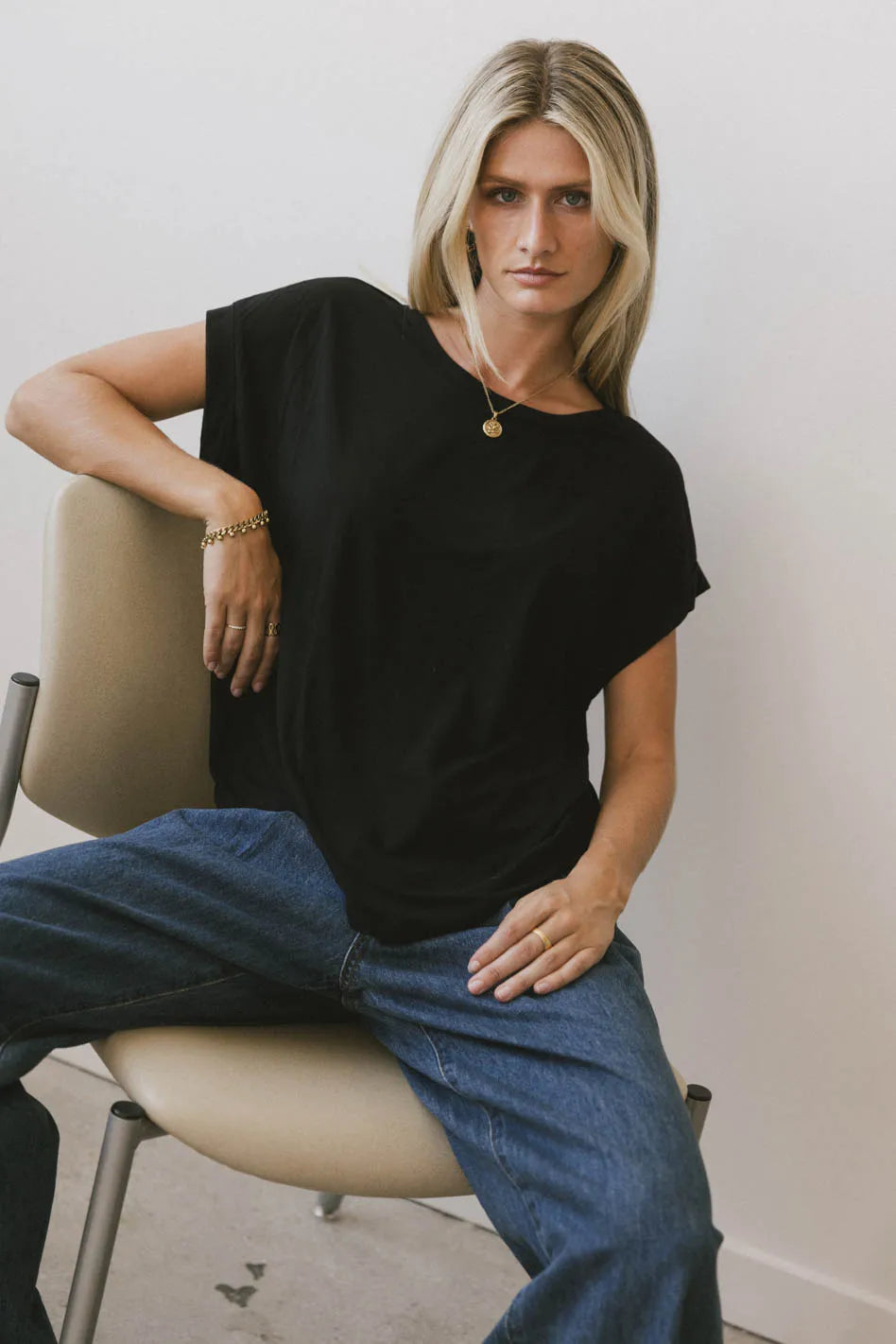 Round neck to in black