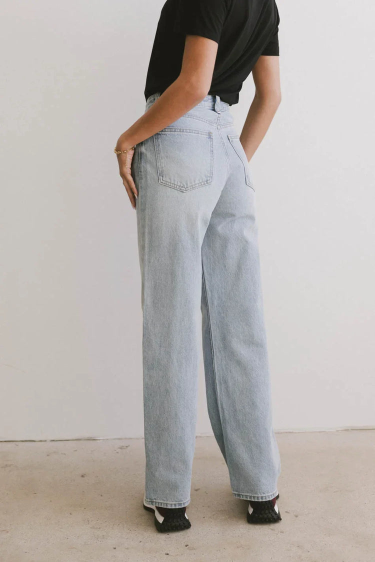 Two back pockets pants in light wash