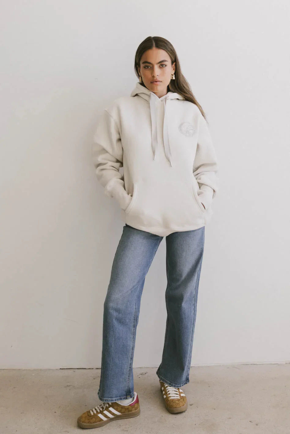 Two hand pockets hoodie in taupe