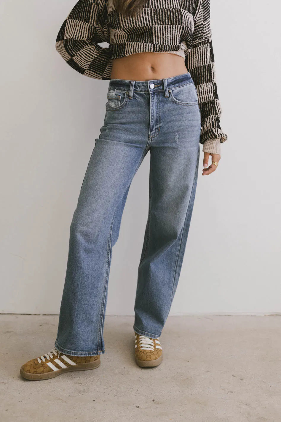 Two hand pockets denim in medium wash