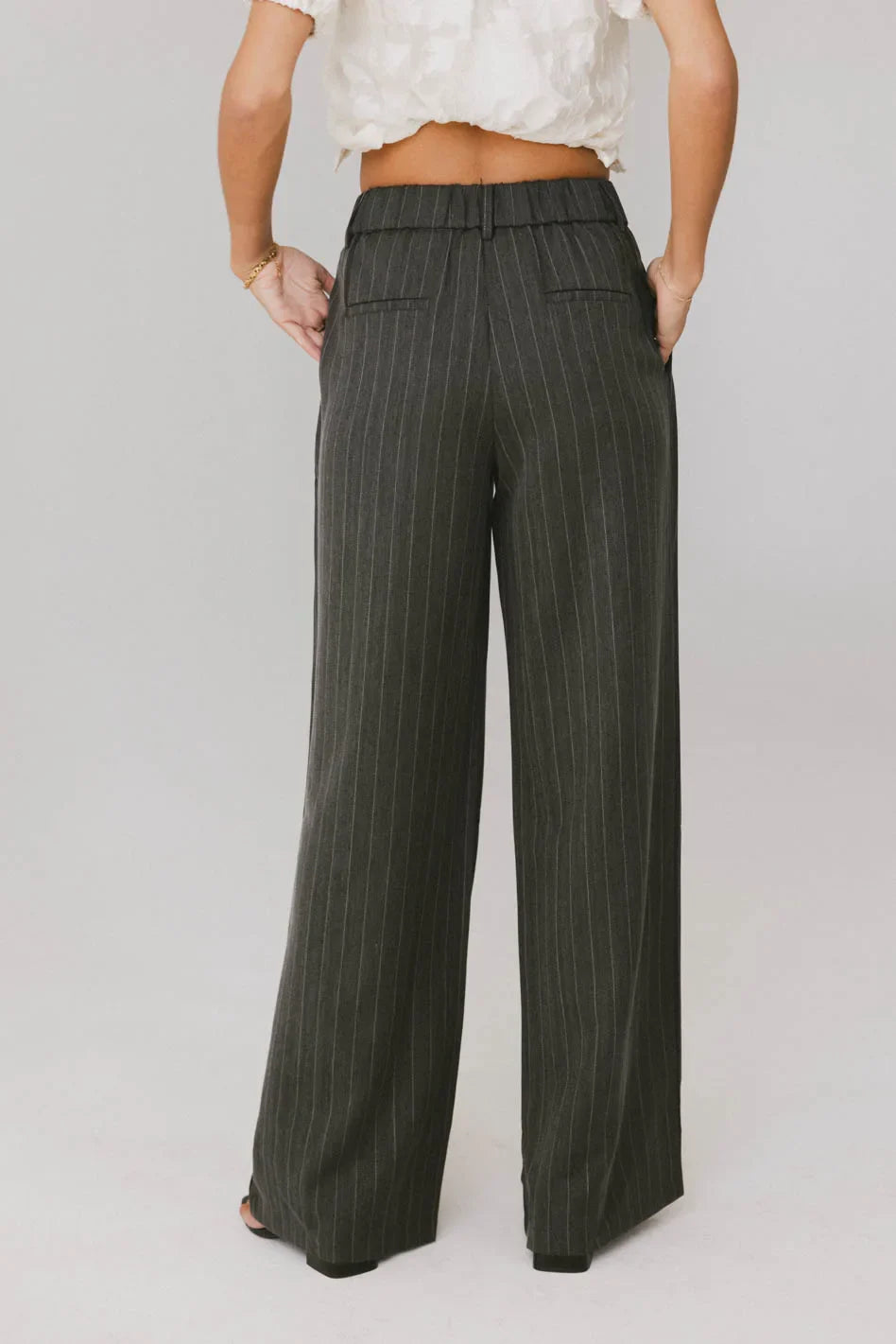 Striped pants in grey