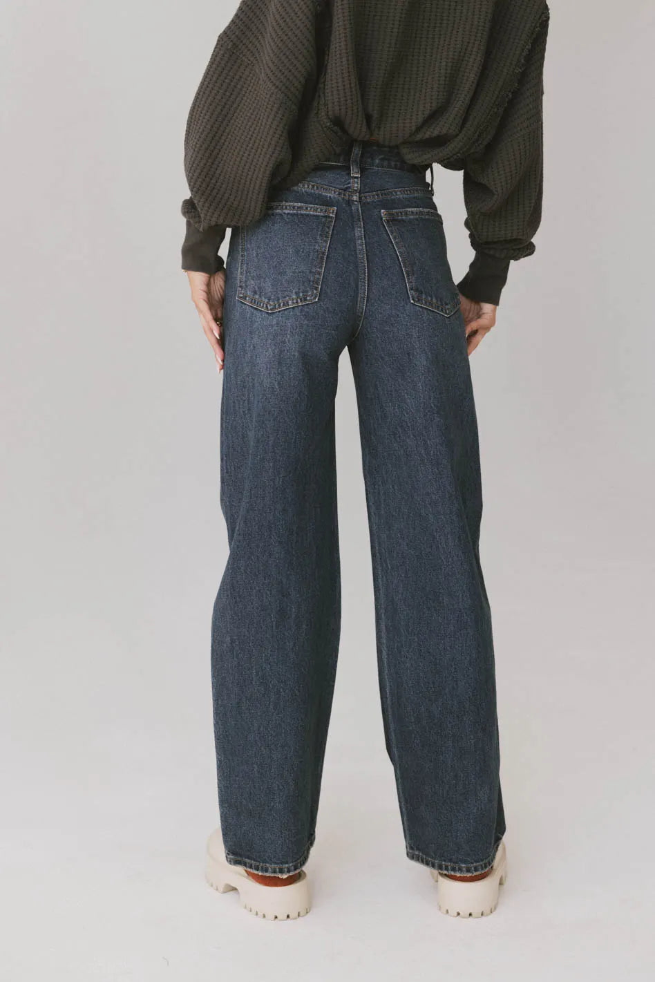Two back pockets denim pants in dark wash