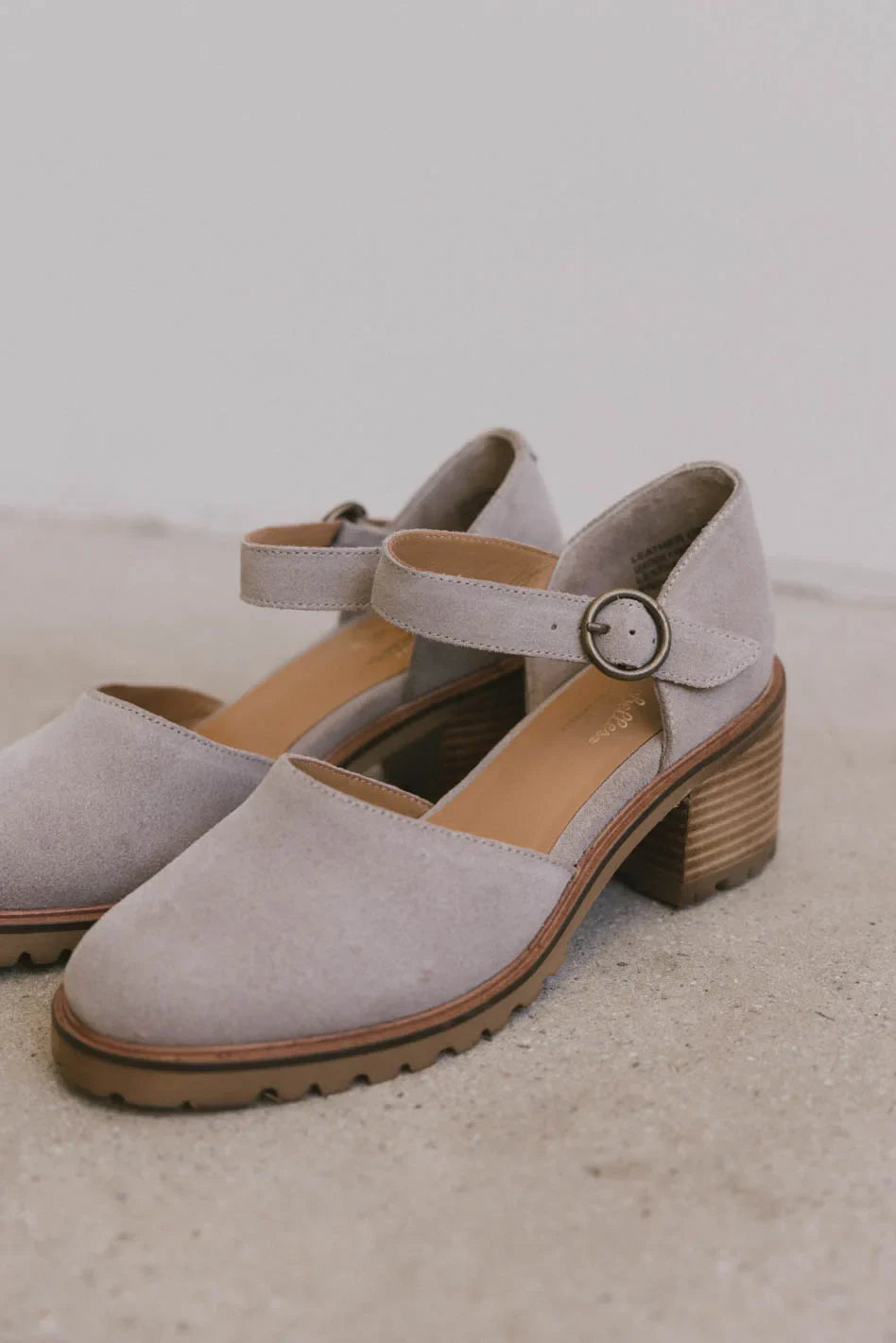 Close toe shoes in taupe