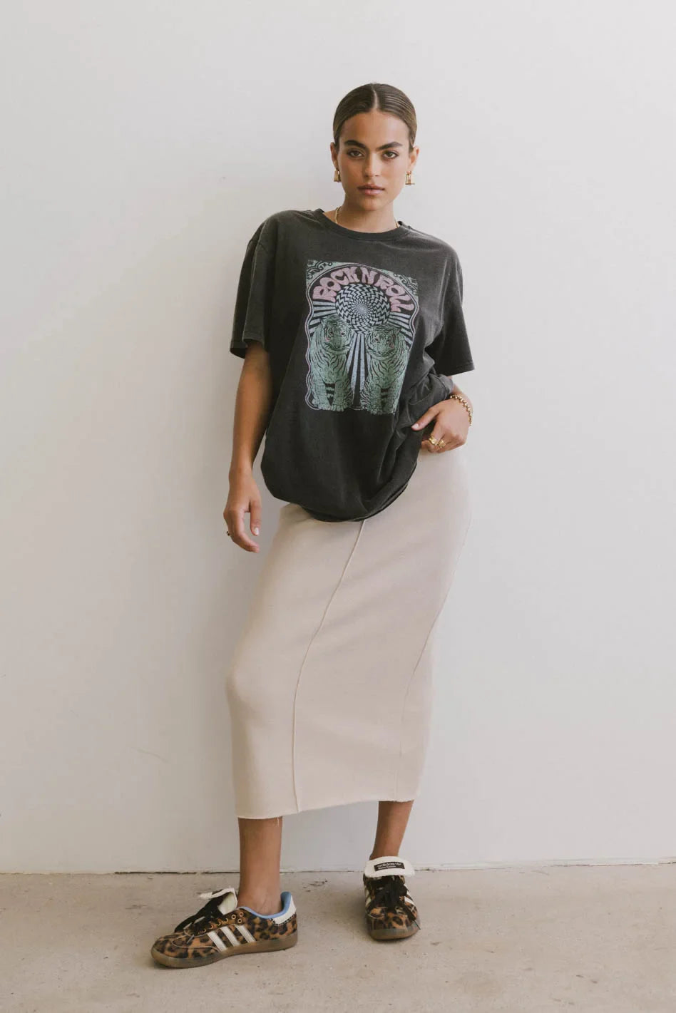 Graphic top in charcoal