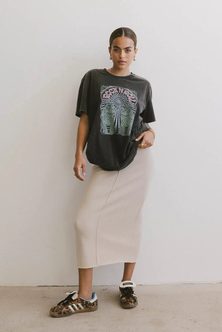 Graphic top in charcoal