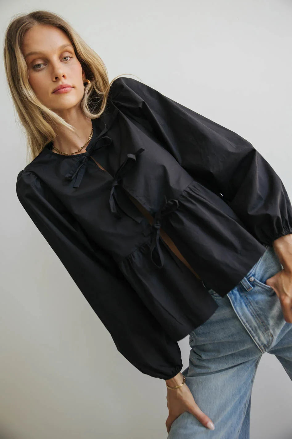 Round neck top in black