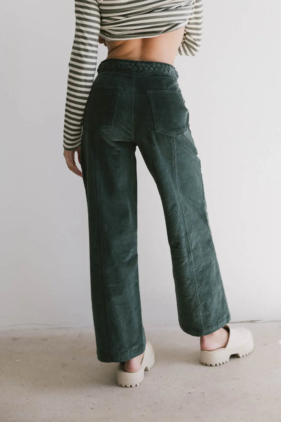 Two back pockets corduroy pants in hunter green