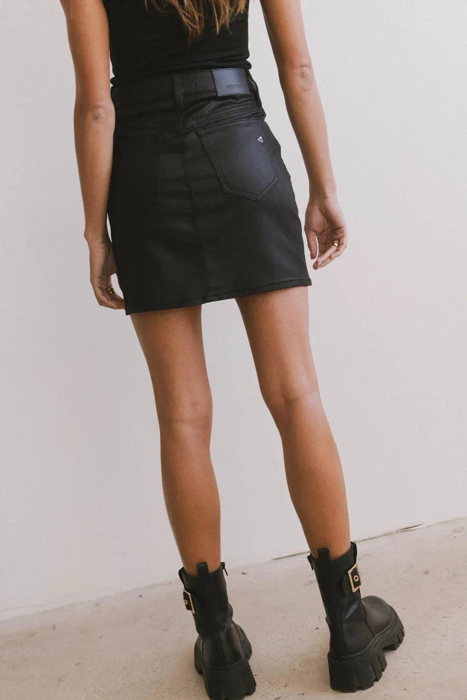 Two back pockets denim skirt in black