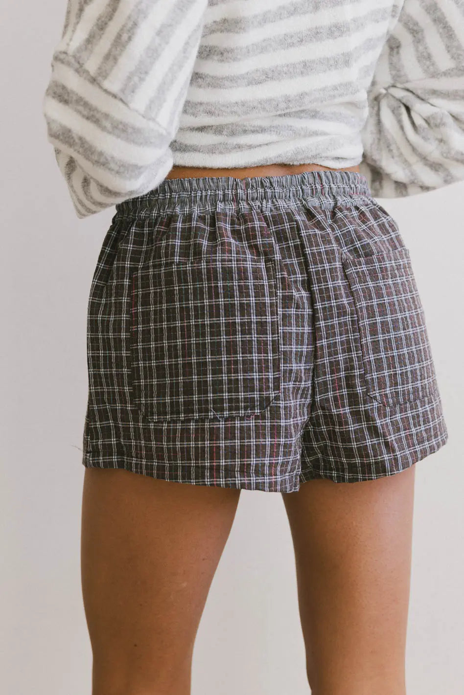 two back pockets shorts in black