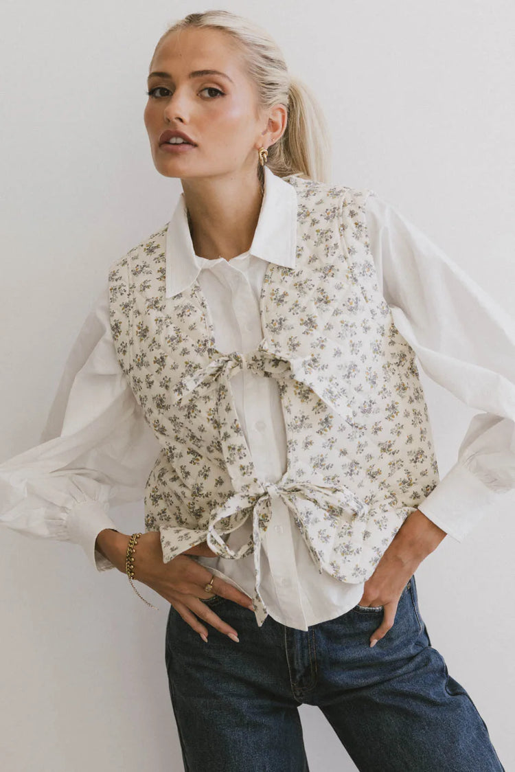 Front ties vest in floral