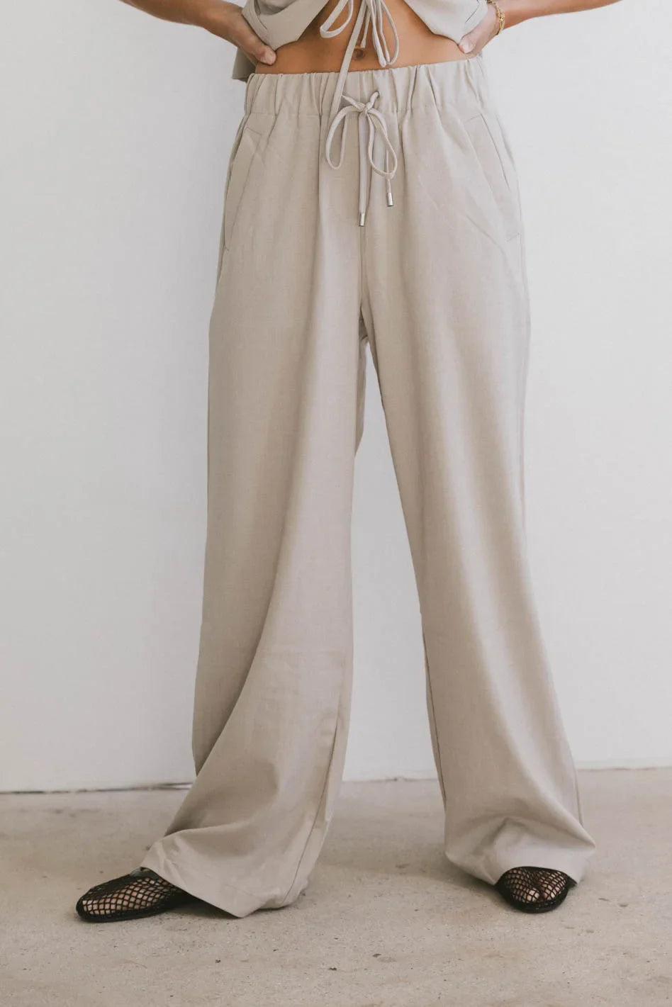 Elastic waist pants in taupe