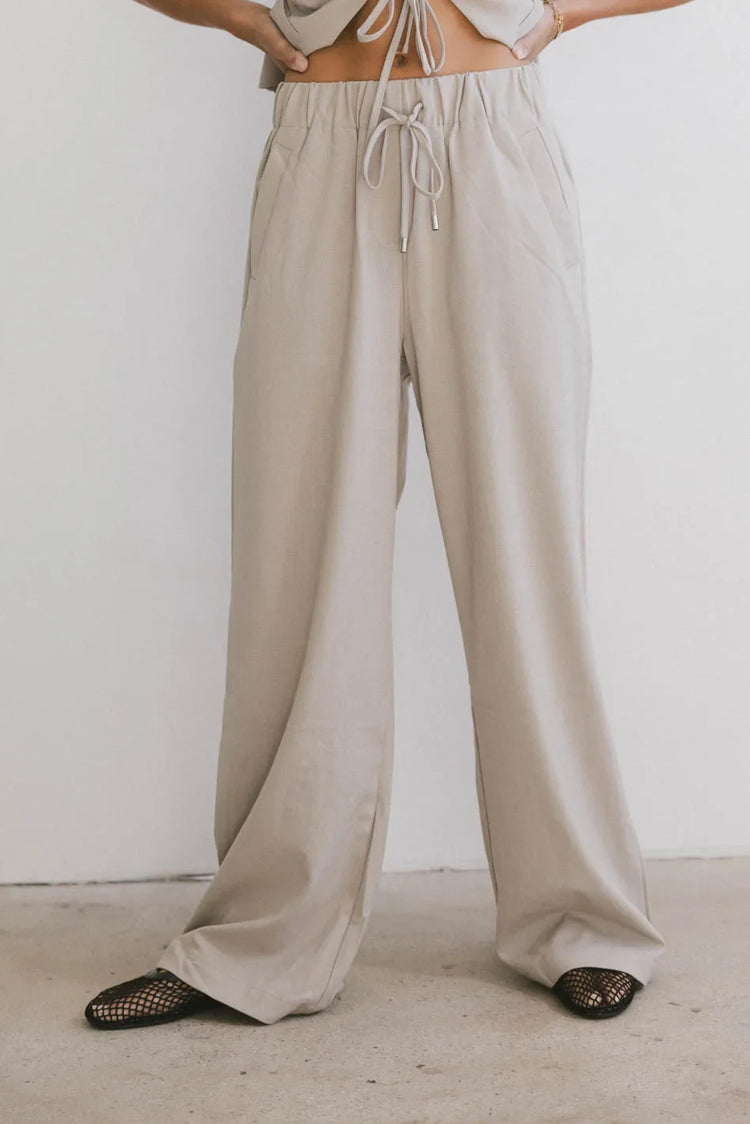 Elastic waist pants in taupe