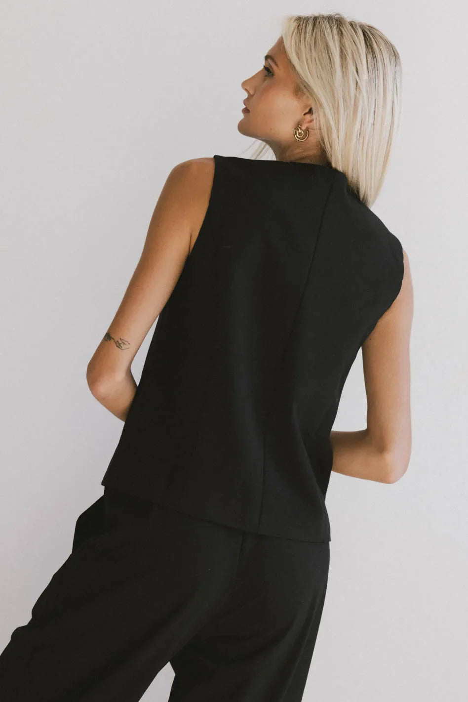 Plain color top in black