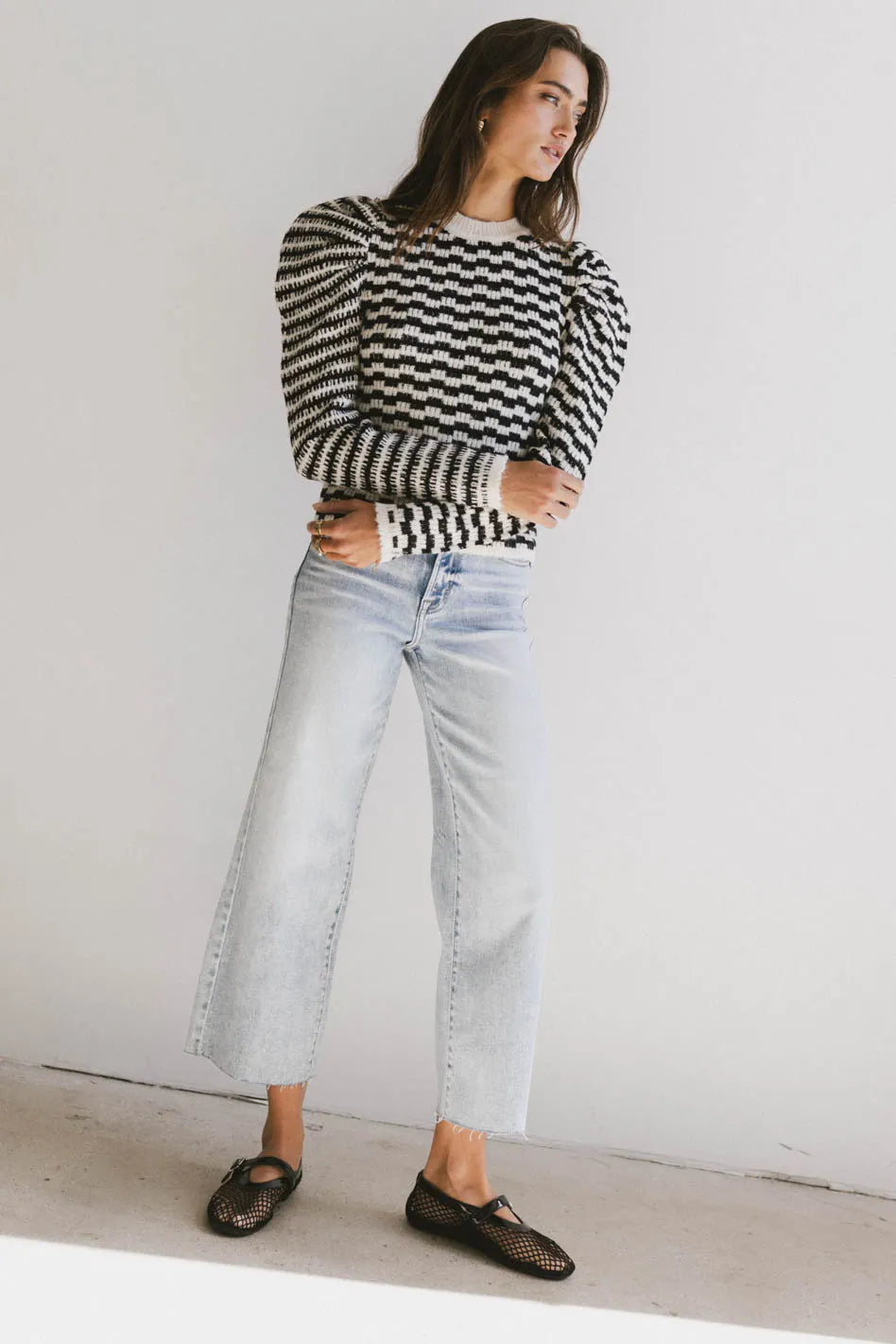 Puffy shoulders top in black and cream
