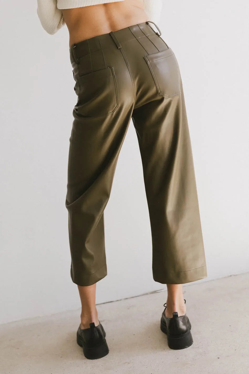 Two back pockets pants in olive