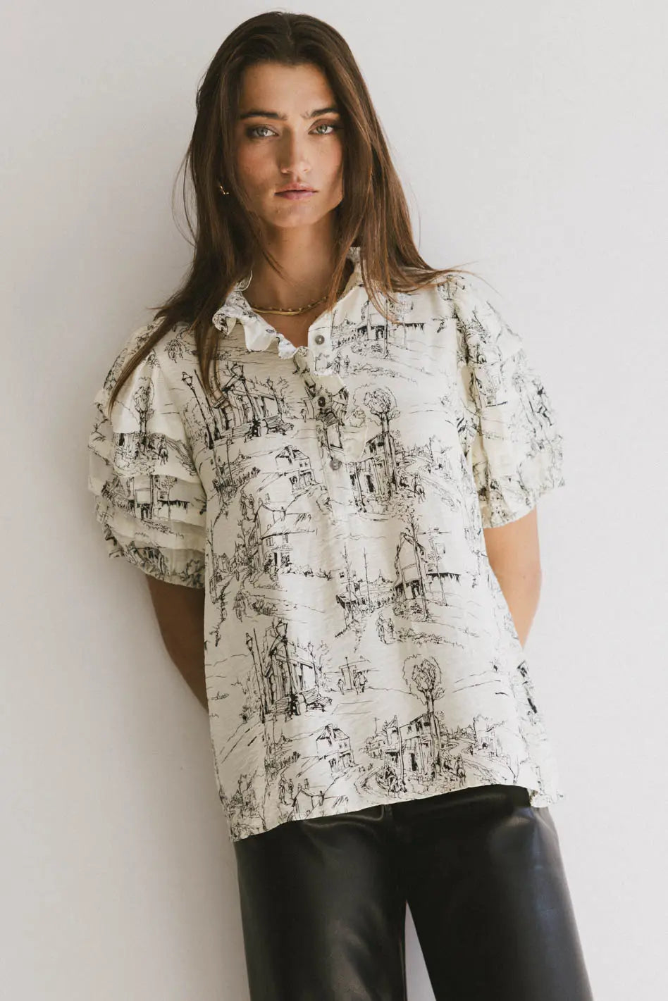 Ruffled round neck in cream