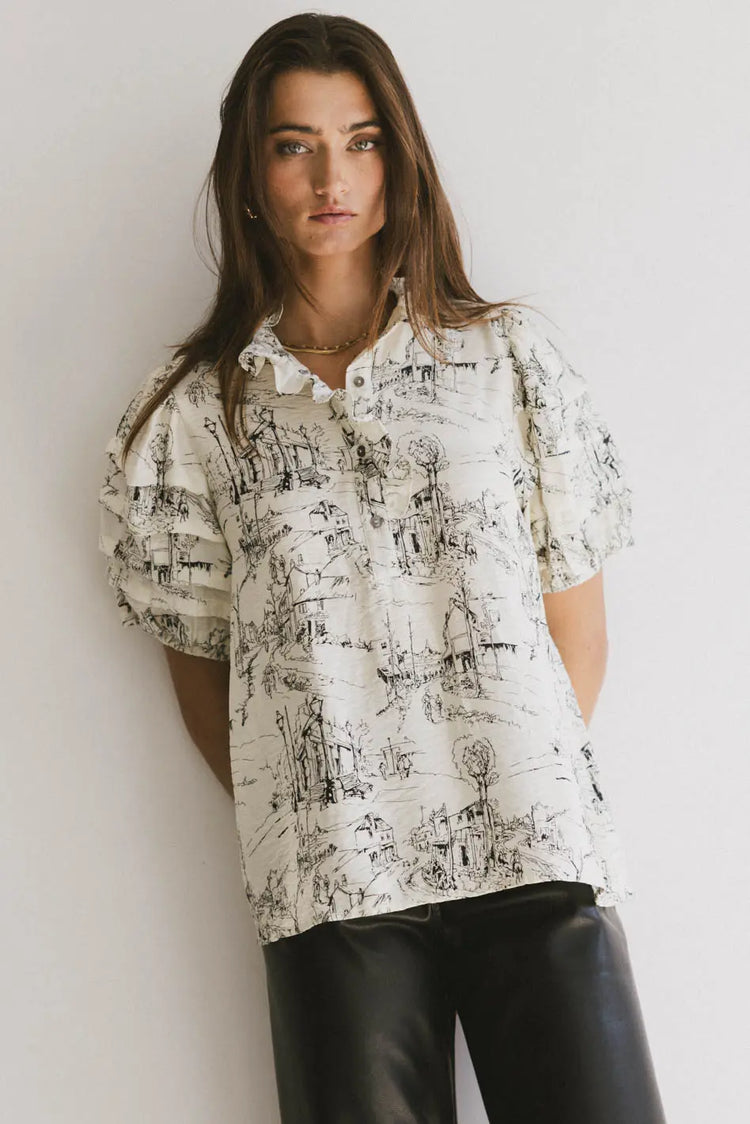 Ruffled round neck in cream