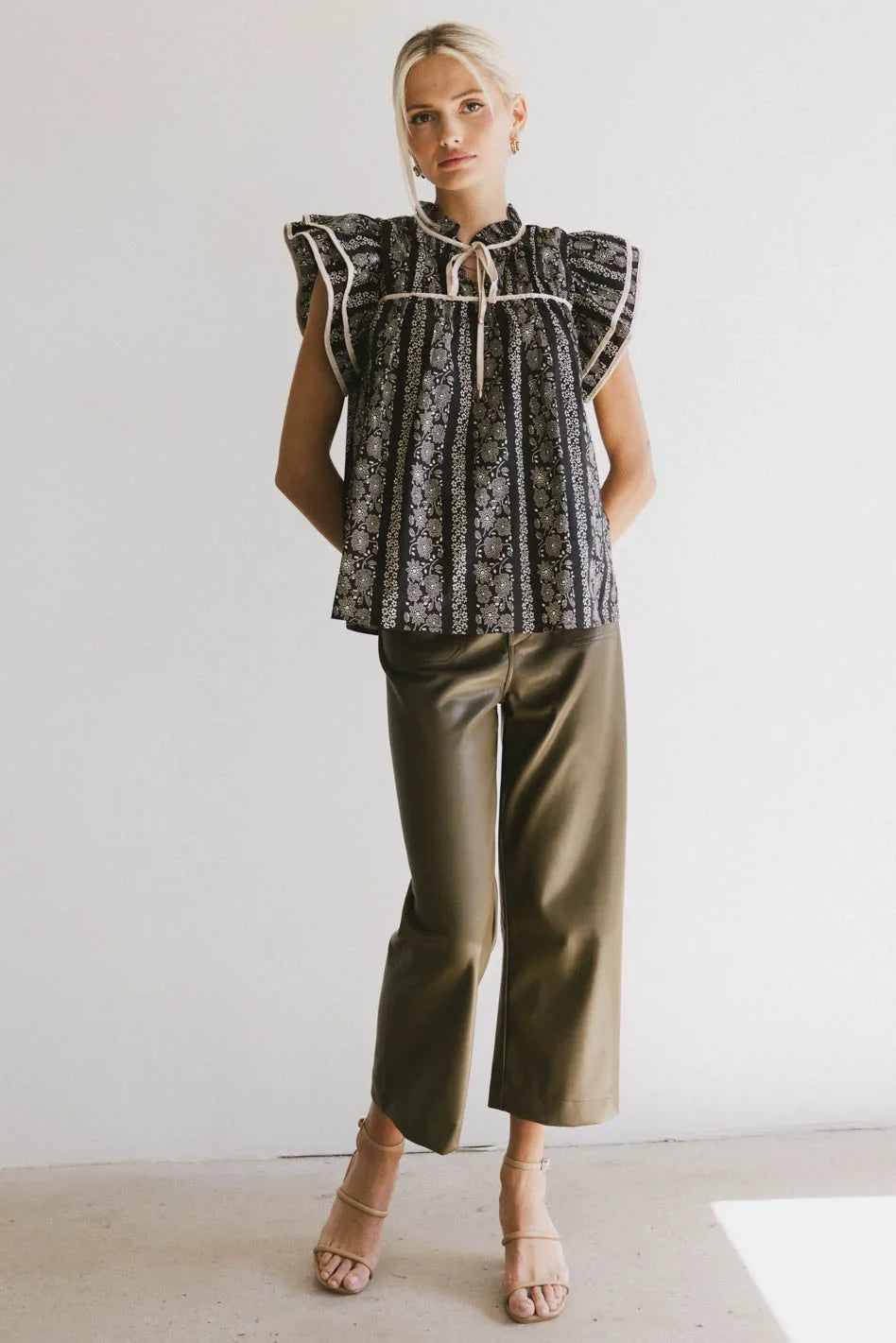 Woven blouse in black
