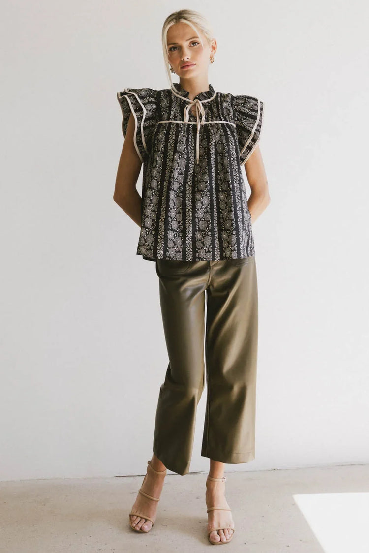 Woven blouse in black