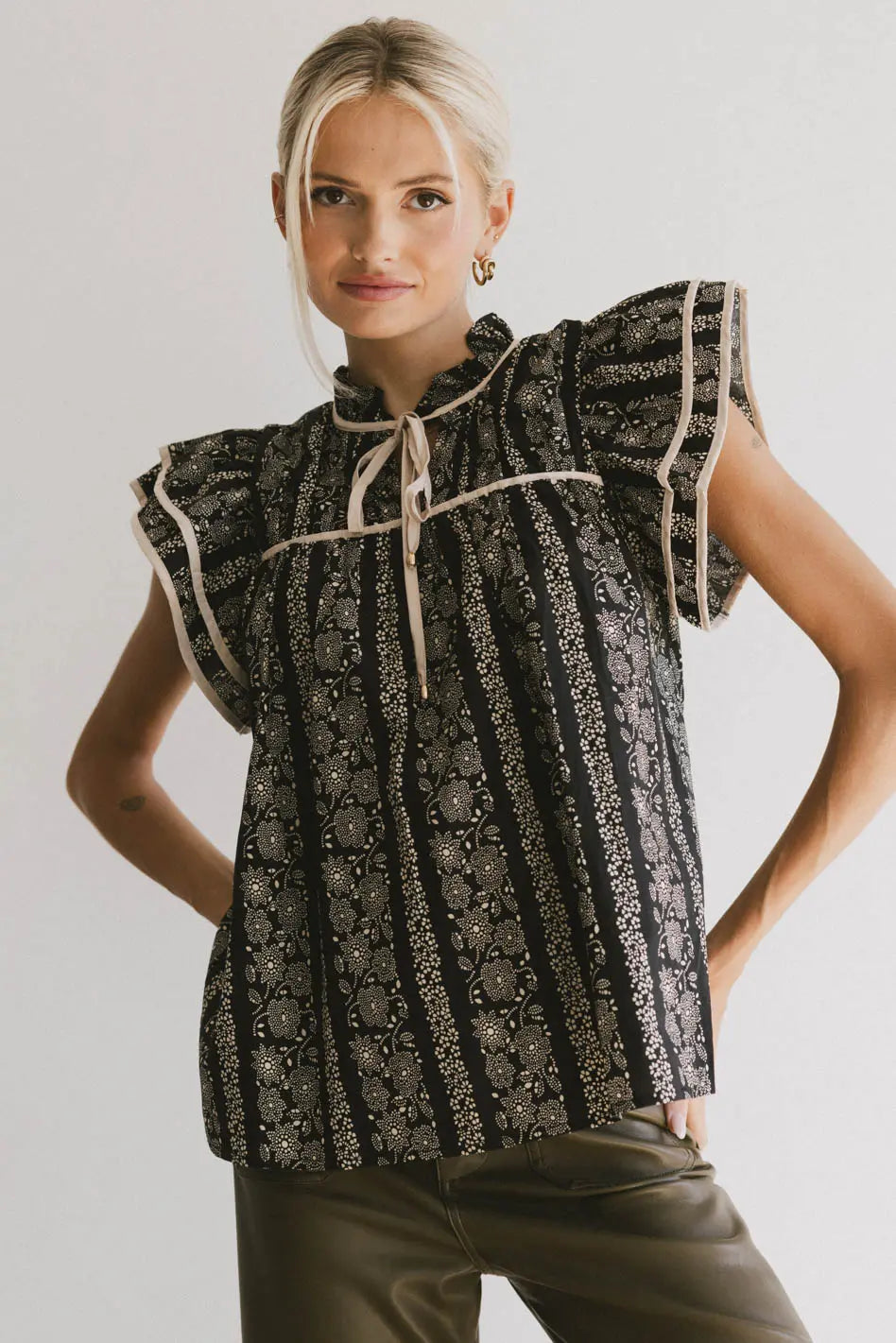 Riffle sleeves top in black