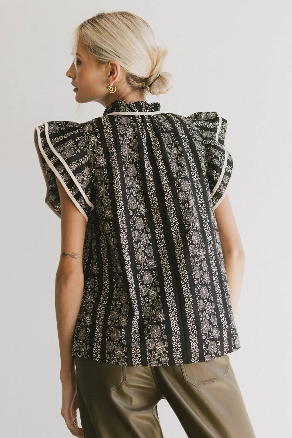 Blouse in black with flowers