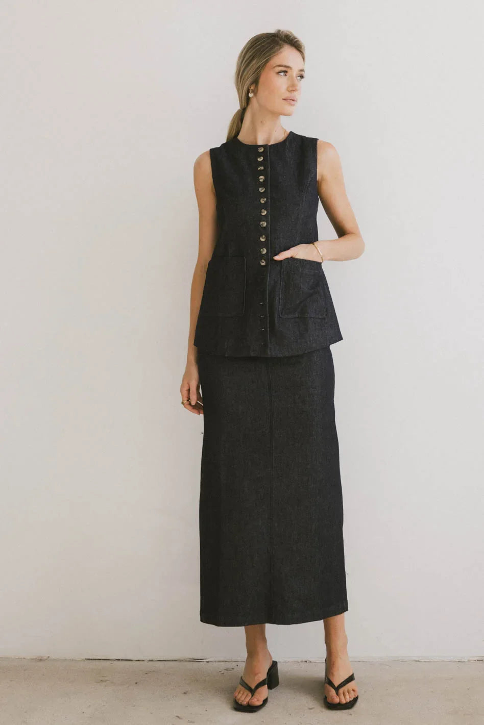 Two hand pockets top in dark blue