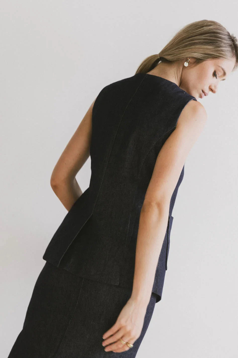 Plain color to in dark blue