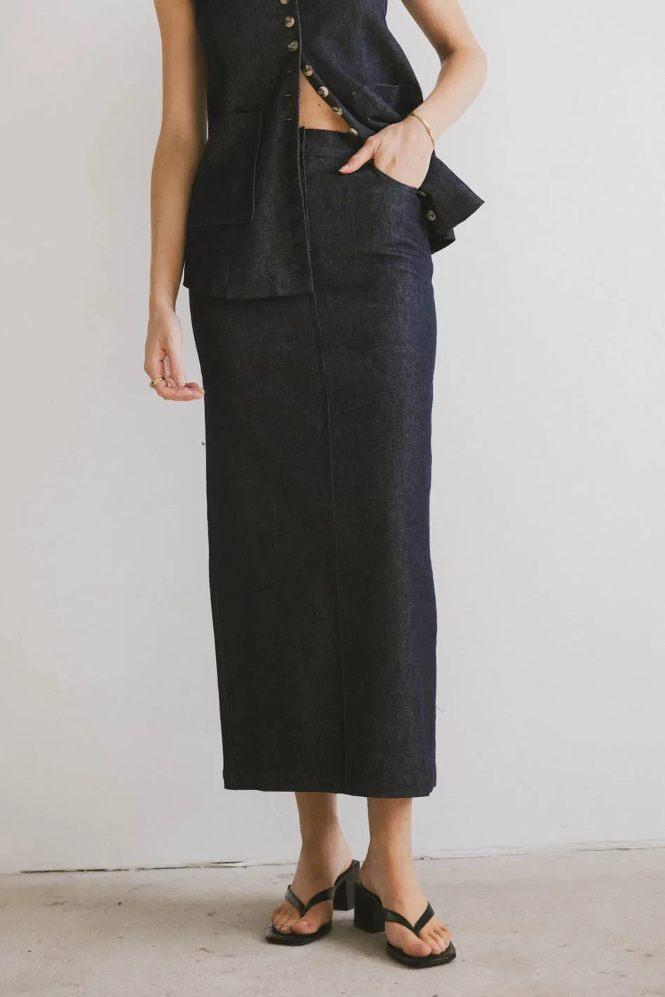 Two hand pockets denim skirt