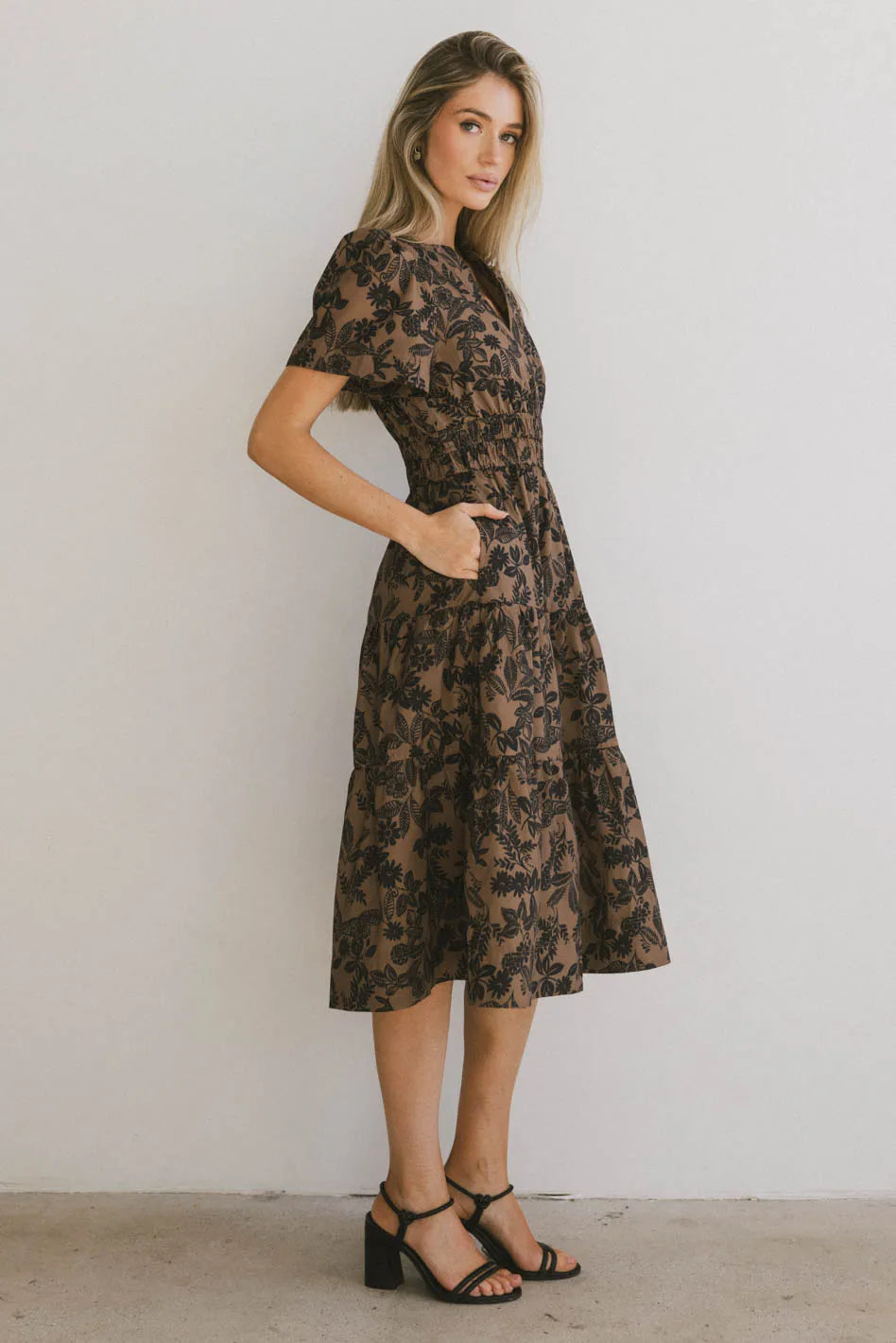 Two hand pockets dress in brown