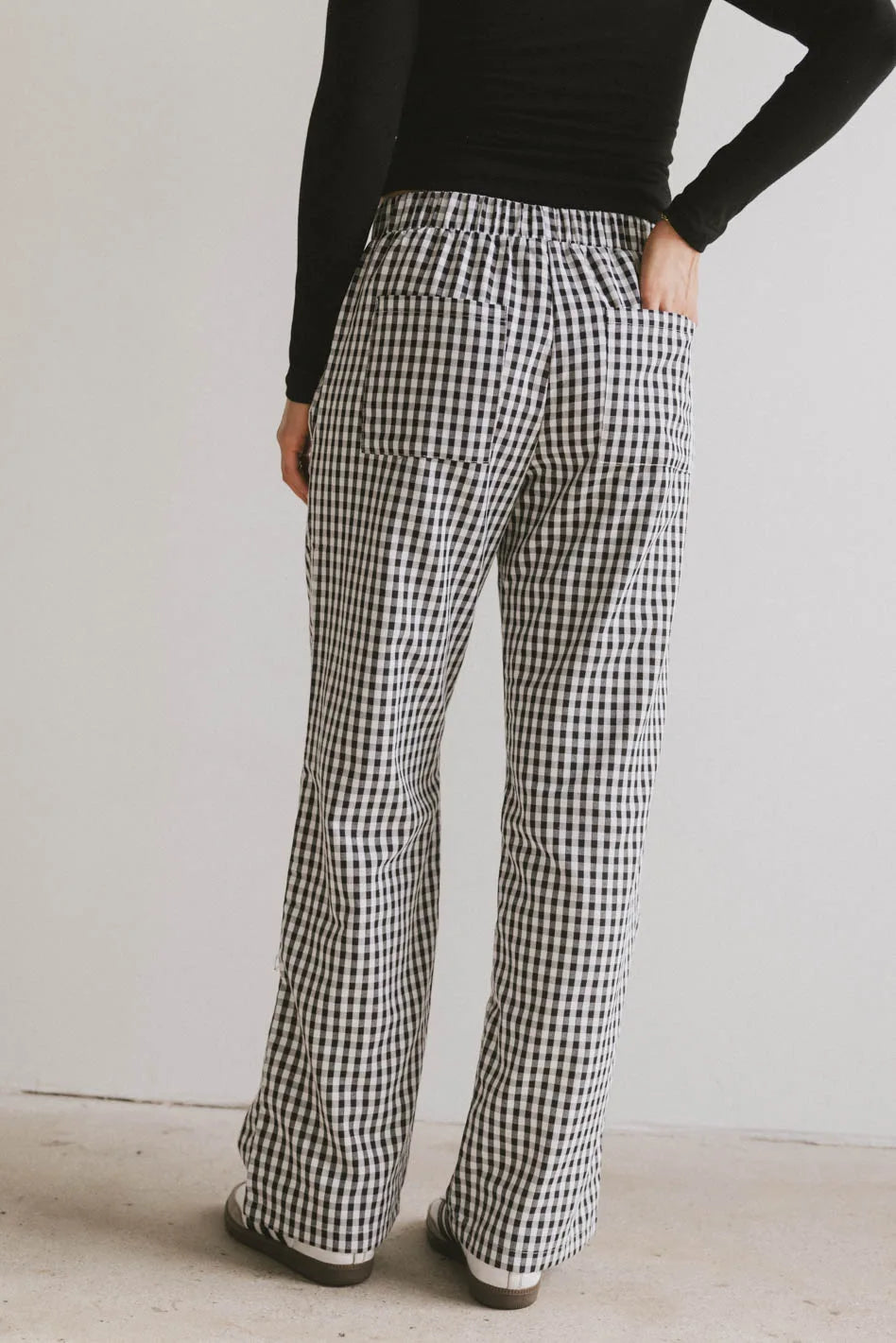 Two back pockets pants in black