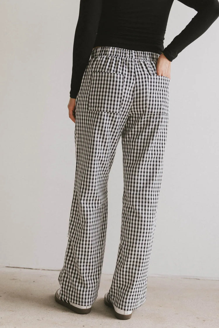 Two back pockets pants in black