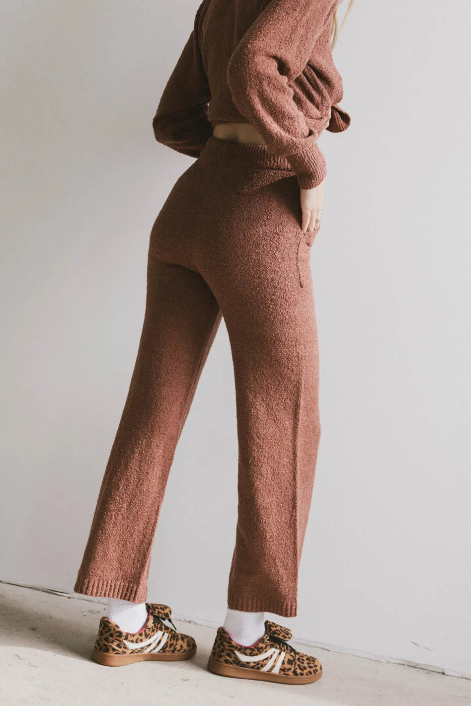 Plain color pants in brick