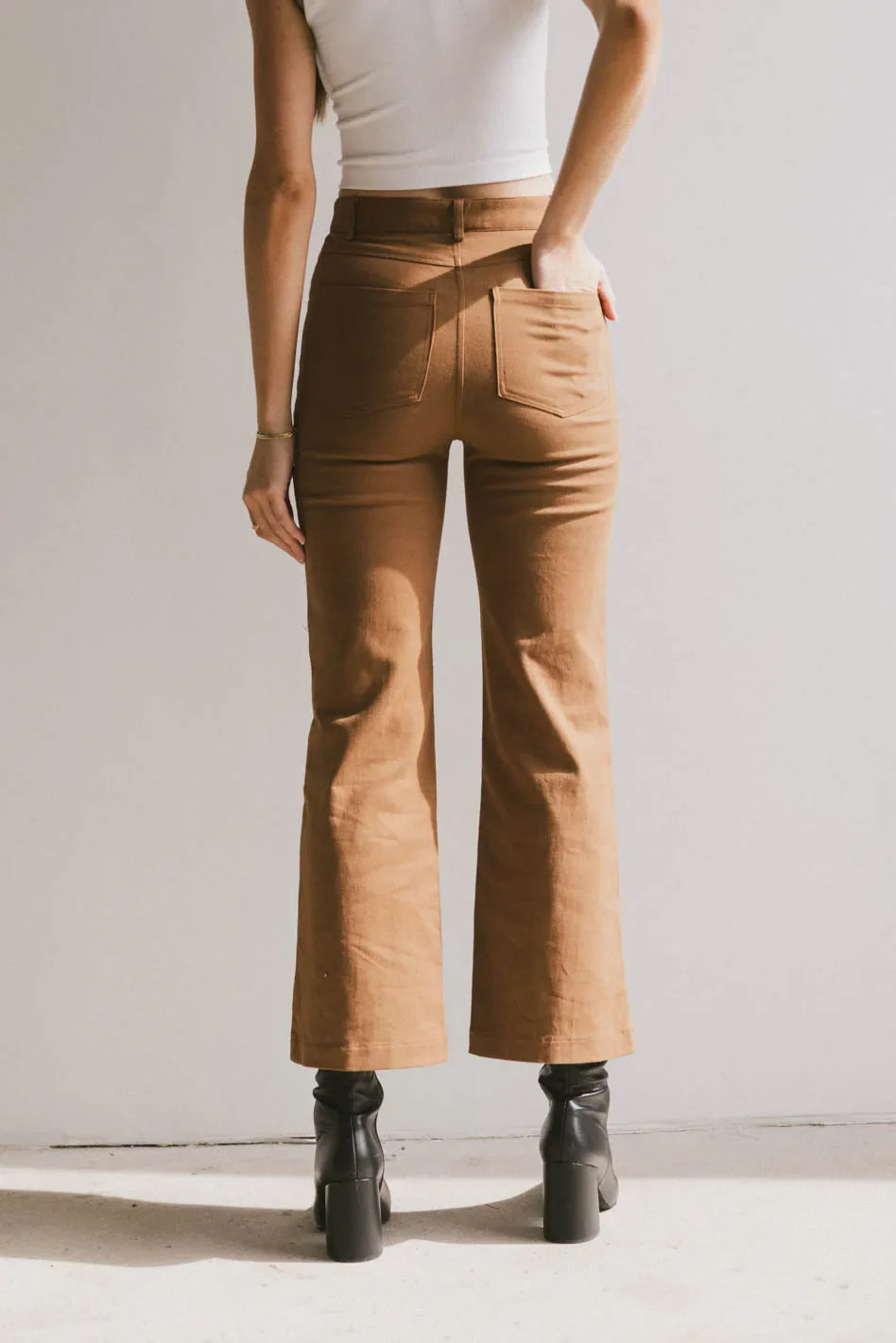 Two back pockets pants in camel