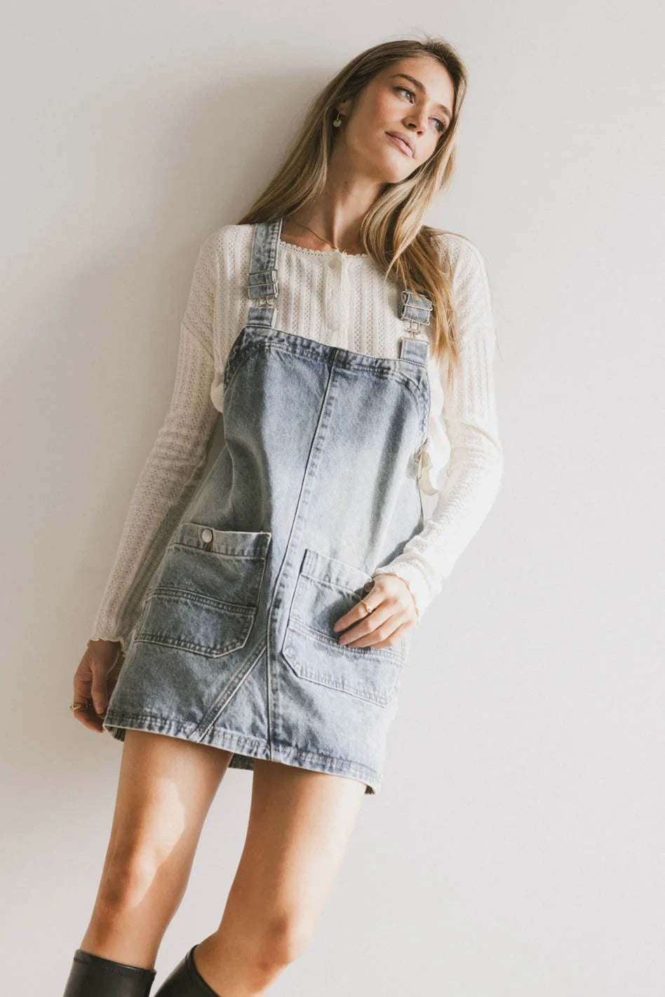 Two hand pockets overall in medium wash