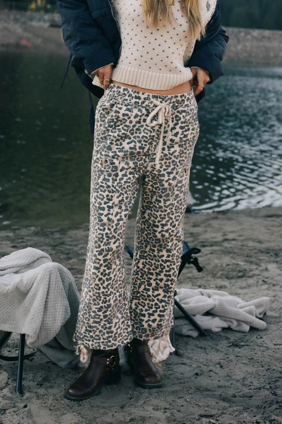 Elastic waist pants in leopard print