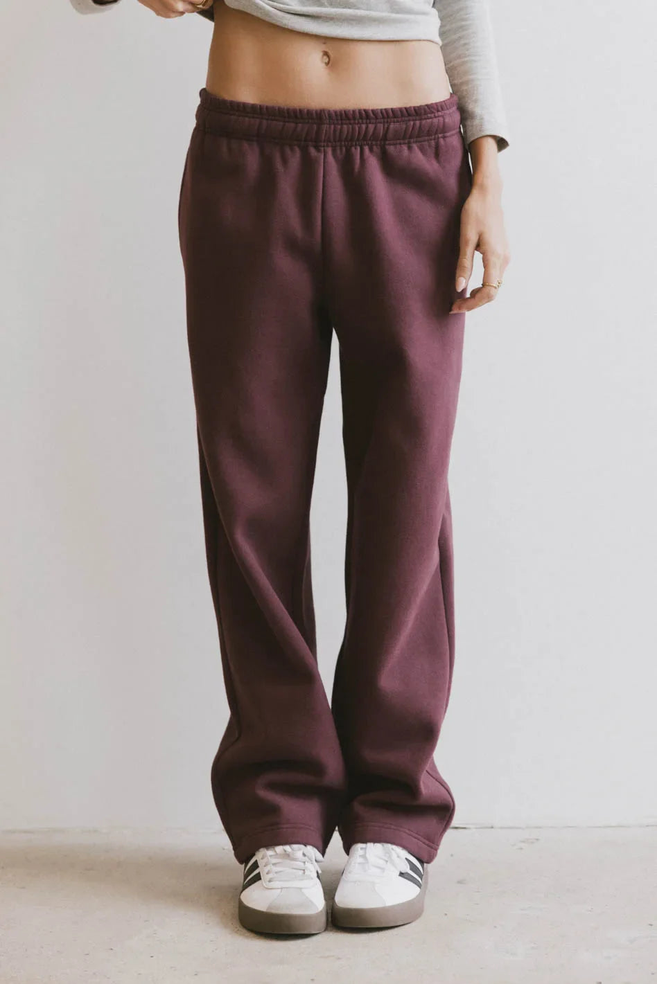 Elastic waist sweatpants in burgundy
