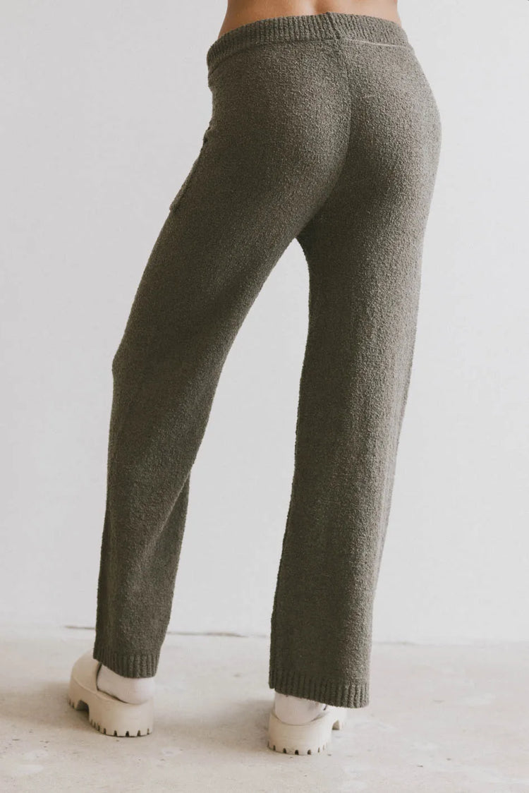 Plain color pants in olive