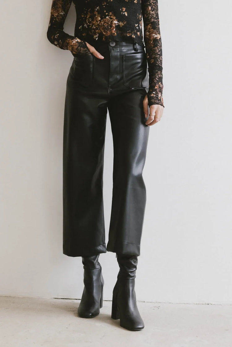 Two hand pockets leather pants in black