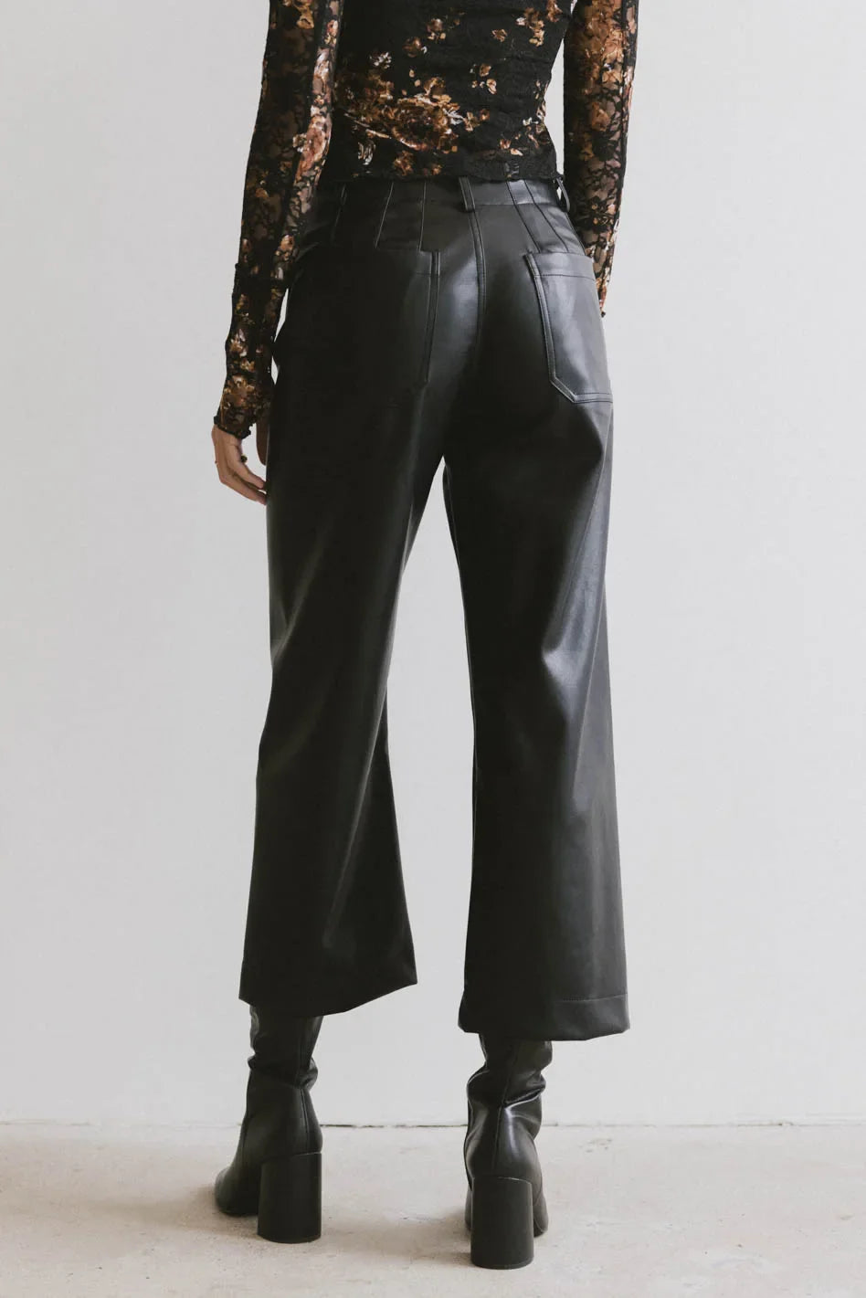 Two back pockets pants in black